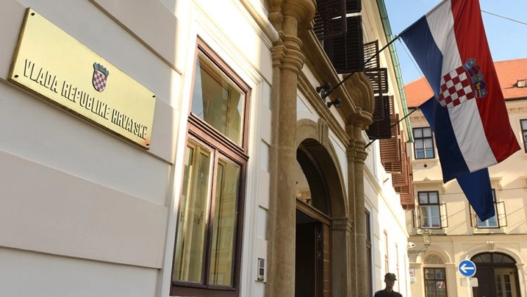 Muškarac se polio benzinom i zapalio ispred zgrade Vlade Hrvatske